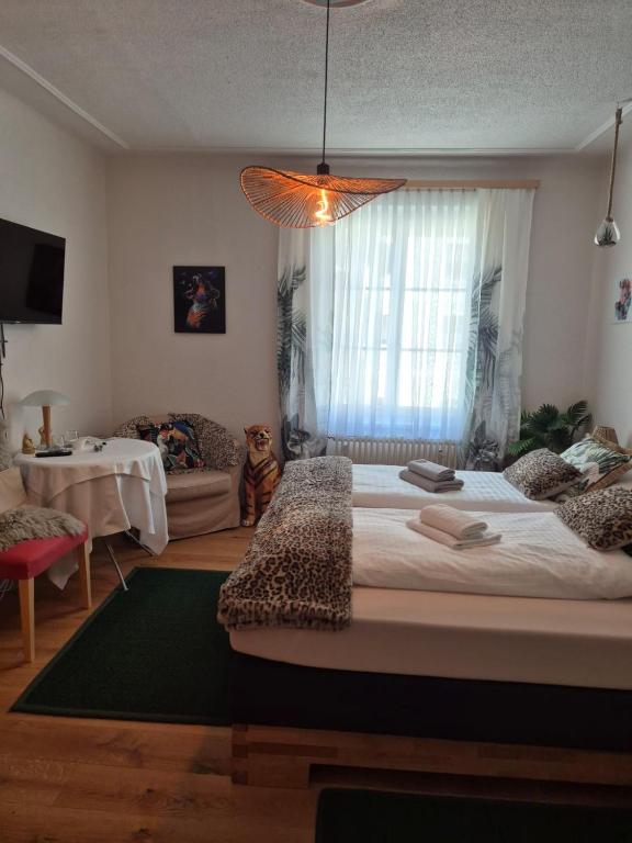 Helles Zimmer mit Doppelbett